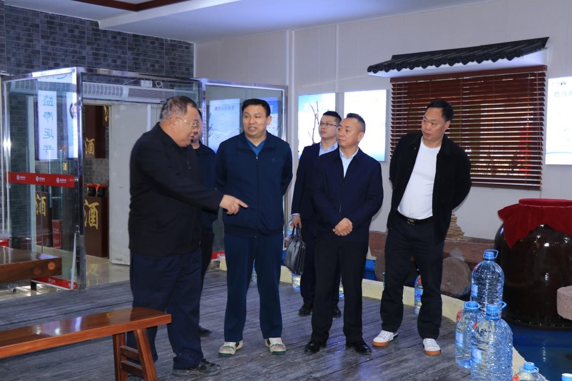 盛酱酒业一行四人到驻马店市办事处指导交流