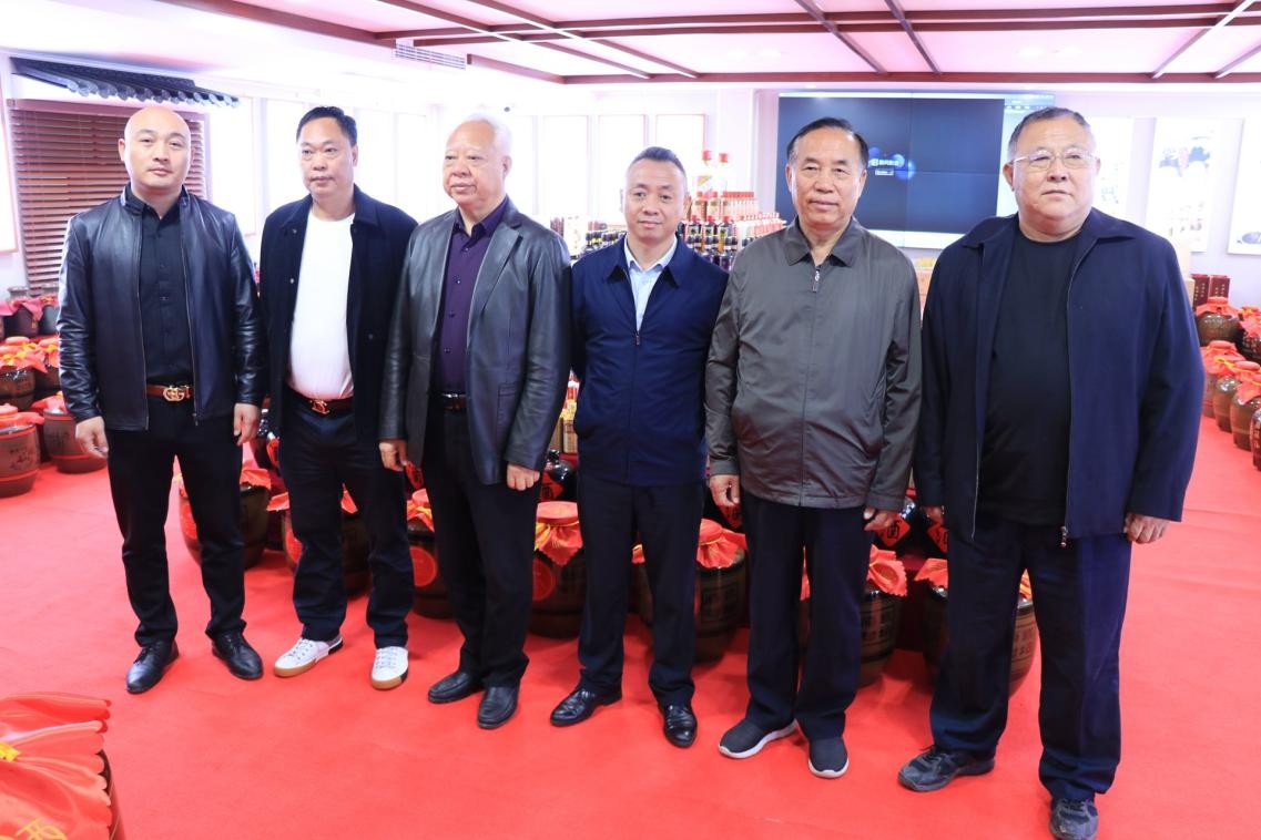 盛酱酒业一行四人到驻马店市办事处指导交流