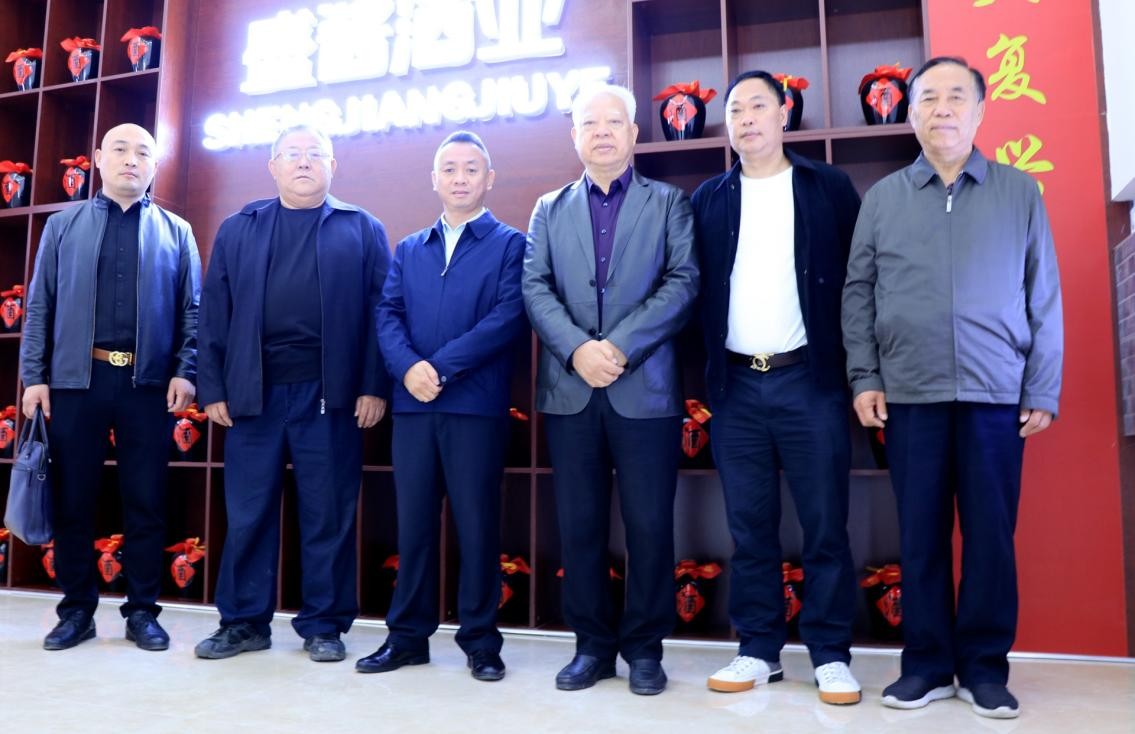 盛酱酒业一行四人到驻马店市办事处指导交流