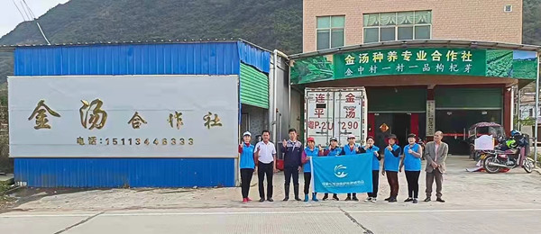 连平陂头镇党员爱心企业家谢统筹捡垃圾—道德力量参与志愿服务_华夏